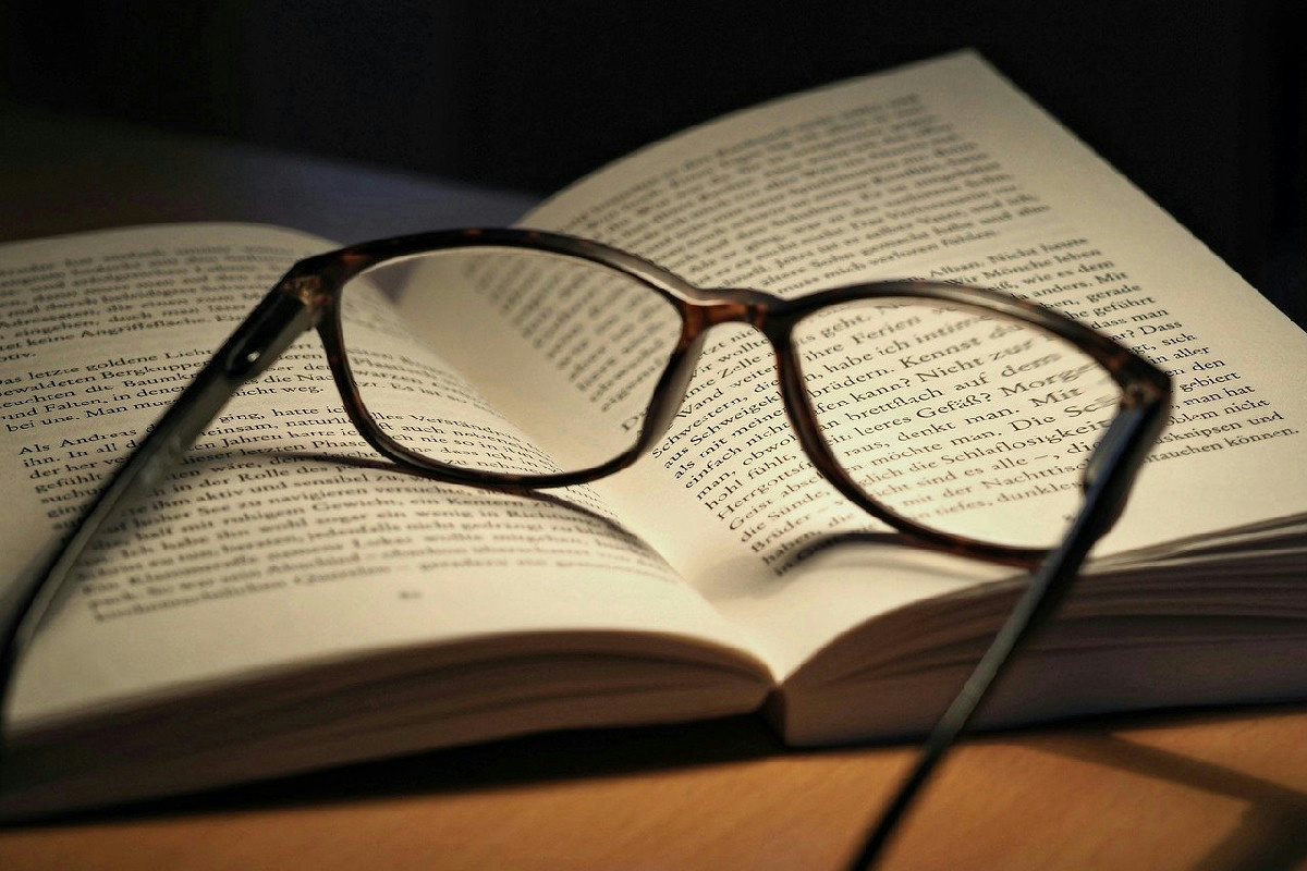 Il 50% li rovina senza saperlo: il metodo giusto per occhiali limpidi e lenti senza aloni