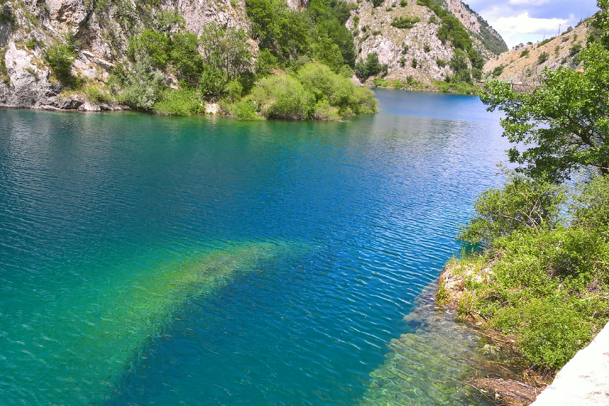 In Abruzzo c’è un borgo dove il presepe finisce sott’acqua: tra lago e tradizione, magia unica