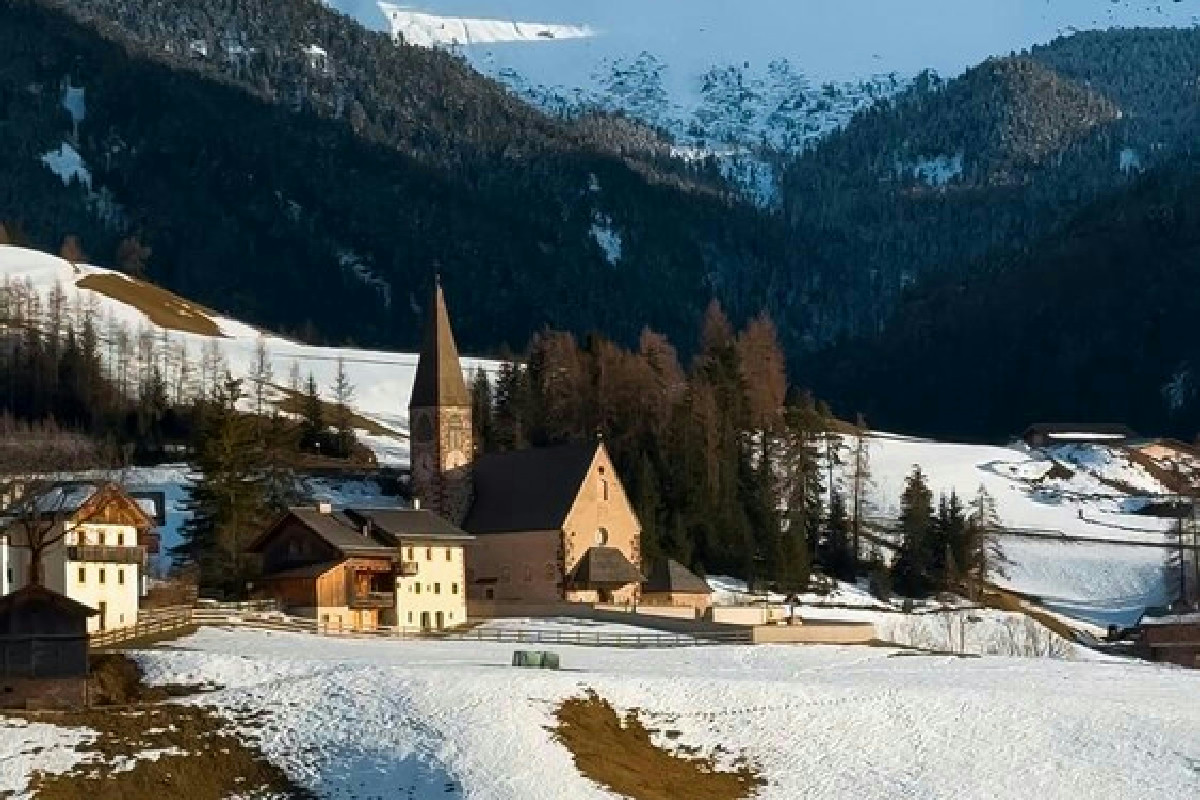 Sulle Alpi del Trentino, a 1894 metri, c’è un lago che a dicembre regala scenari da fiaba