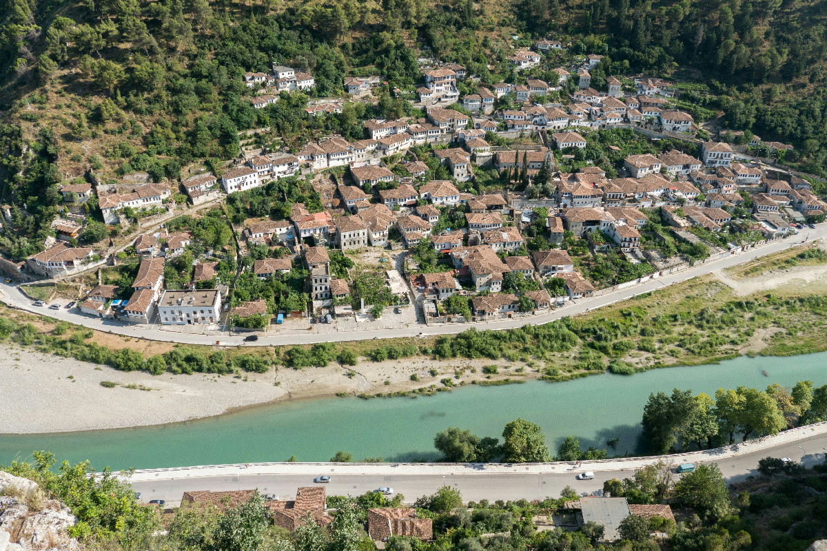 Tra antiche finestre, pietra bianca e panorami: Berat è il gioiello dei Balcani che incanta