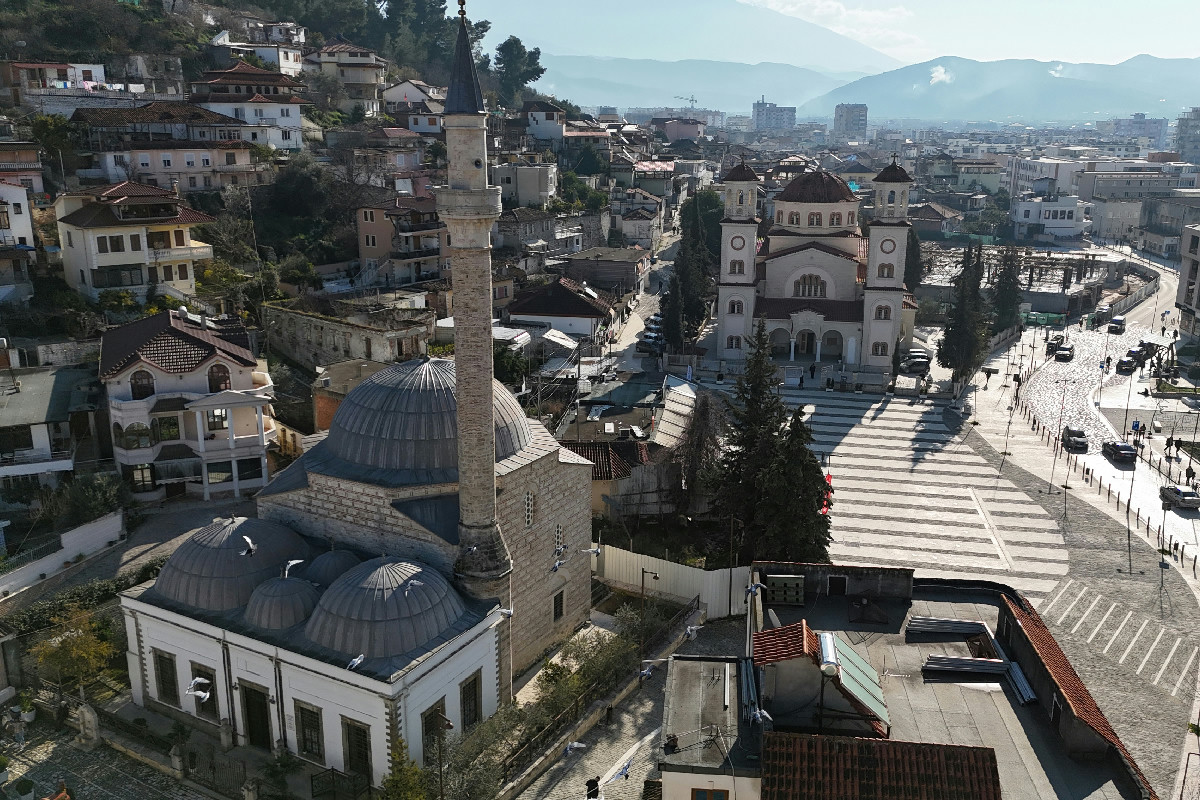 Tra antiche finestre, pietra bianca e panorami: Berat è il gioiello dei Balcani che incanta