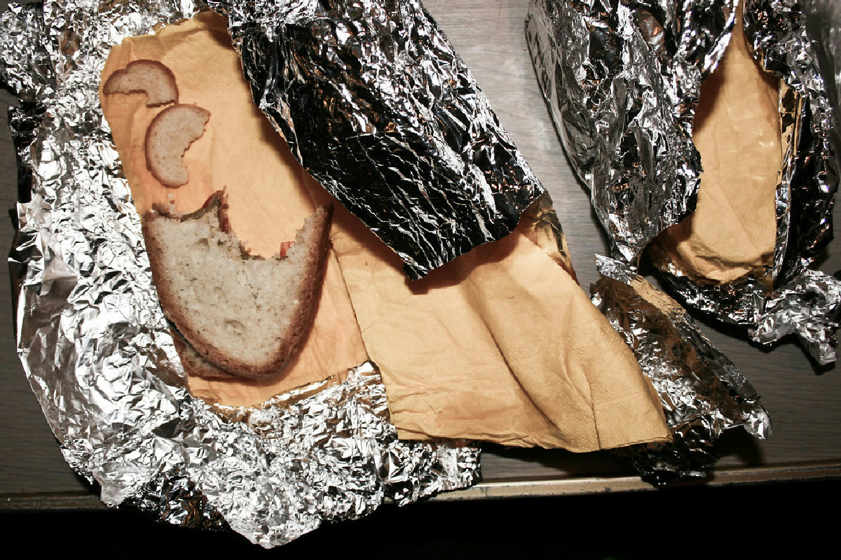 La carta stagnola è il nuovo prodotto star delle pulizie e con questi 5 trucchi si capisce subito perché