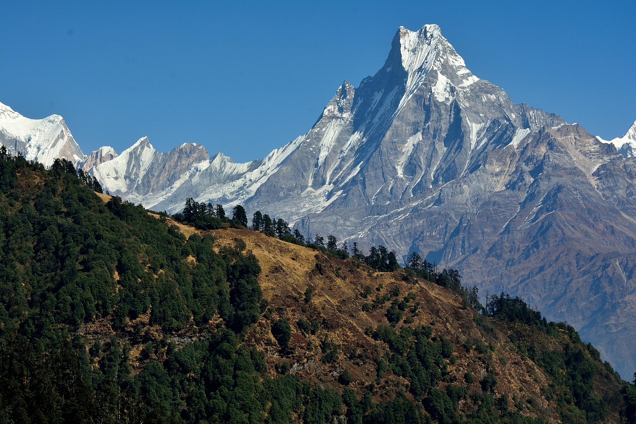 Cinque itinerari mozzafiato in Nepal: i trekking più affascinanti tra monasteri e vette himalayane