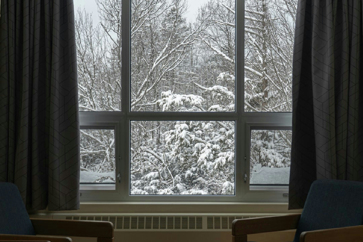 Come isolare le finestre e risparmiare sulla bolletta: il metodo semplice che pochi utilizzano