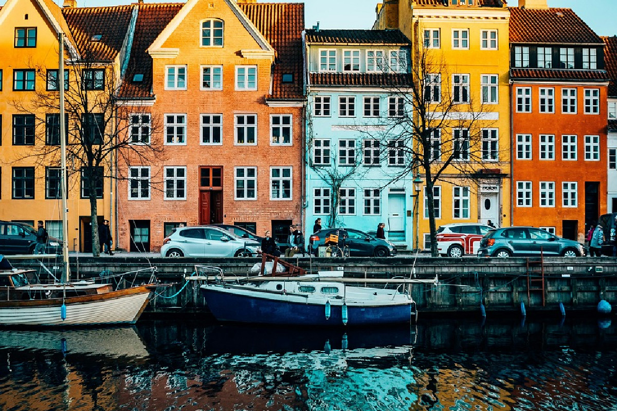 Danimarca: viaggio tra città pulsanti e borghi silenziosi lungo le strade delle due ruote