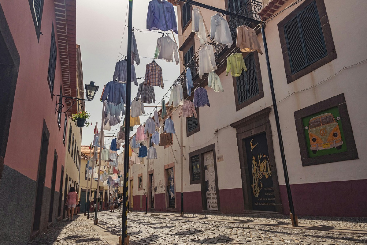 Dove il Portogallo incontra l’Atlantico: la costa che ogni viaggiatore sogna d’inverno