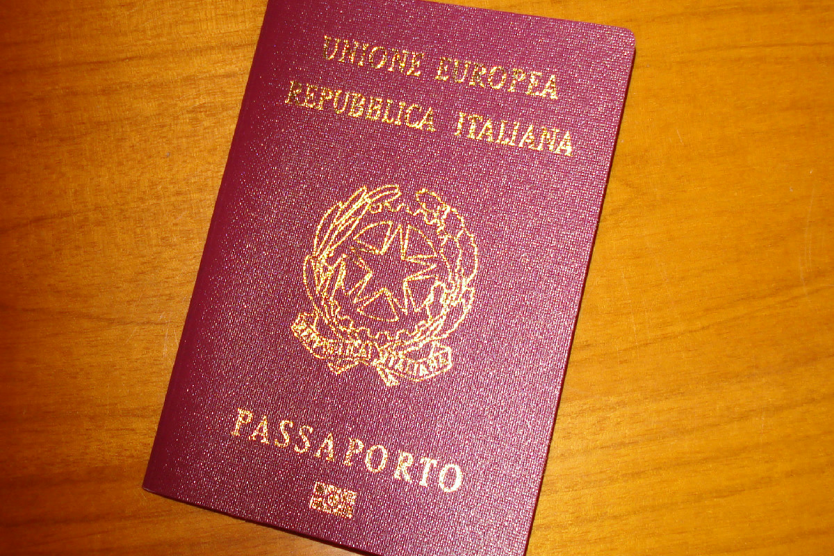 Italia nella vetta mondiale: il passaporto supera quello USA, fuori dalla top 10 dopo 20 anni