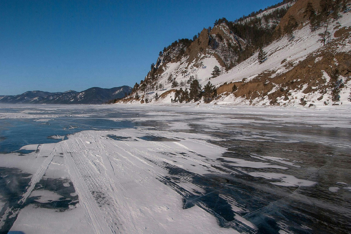 Il Lago Baikal scende per 1642 metri sotto la superficie, ma visitarlo resta off limits: il motivo
