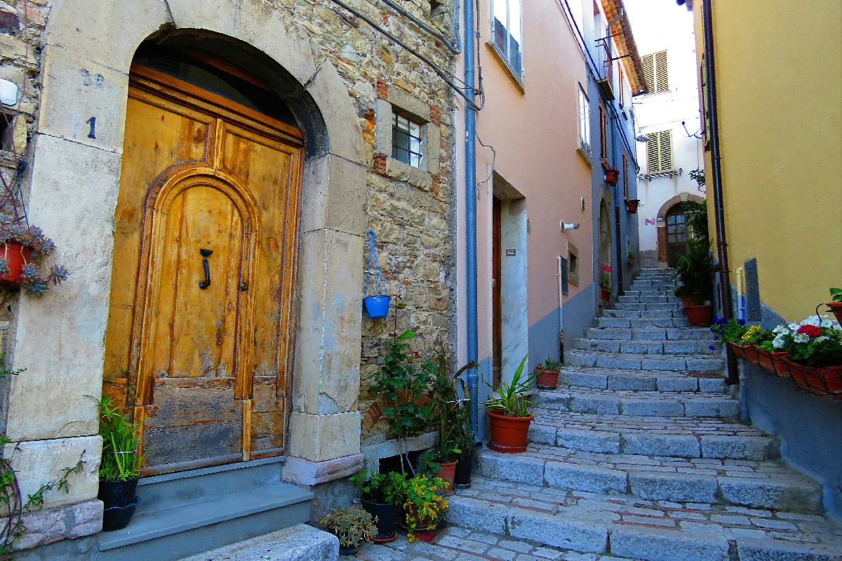In Molise la magia del Natale prende forma all’uncinetto: il borgo dove il colore è tradizione