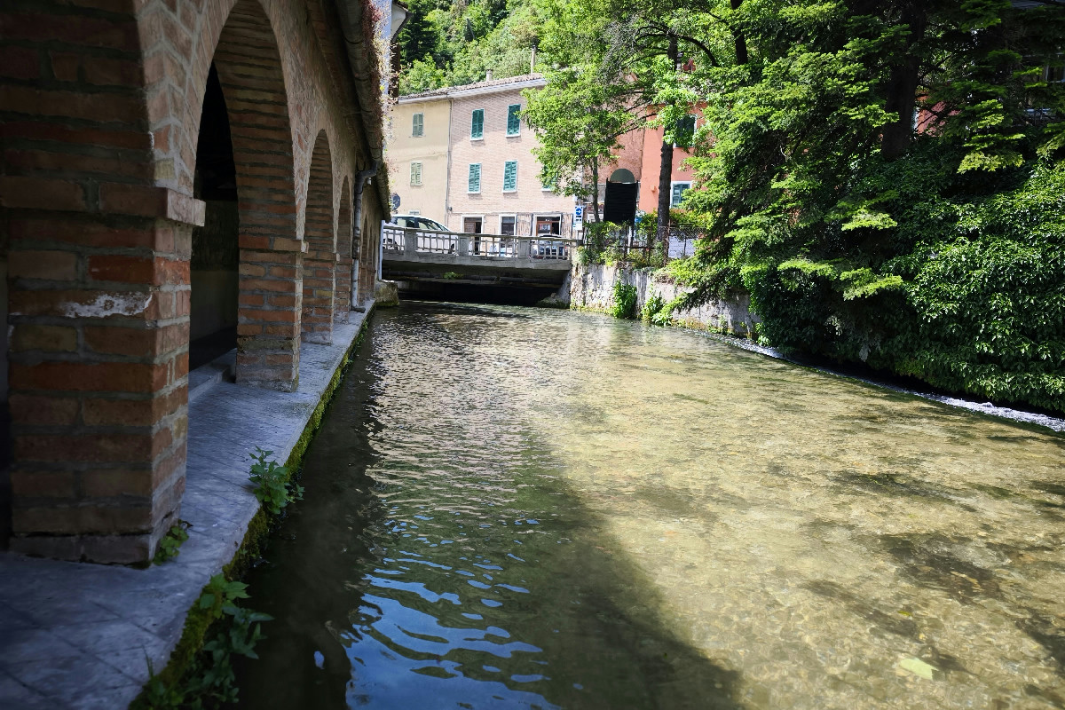 Tra i monti delle Marche c’è un borgo d’acqua dove i canali scorrono tra pietra e silenzi