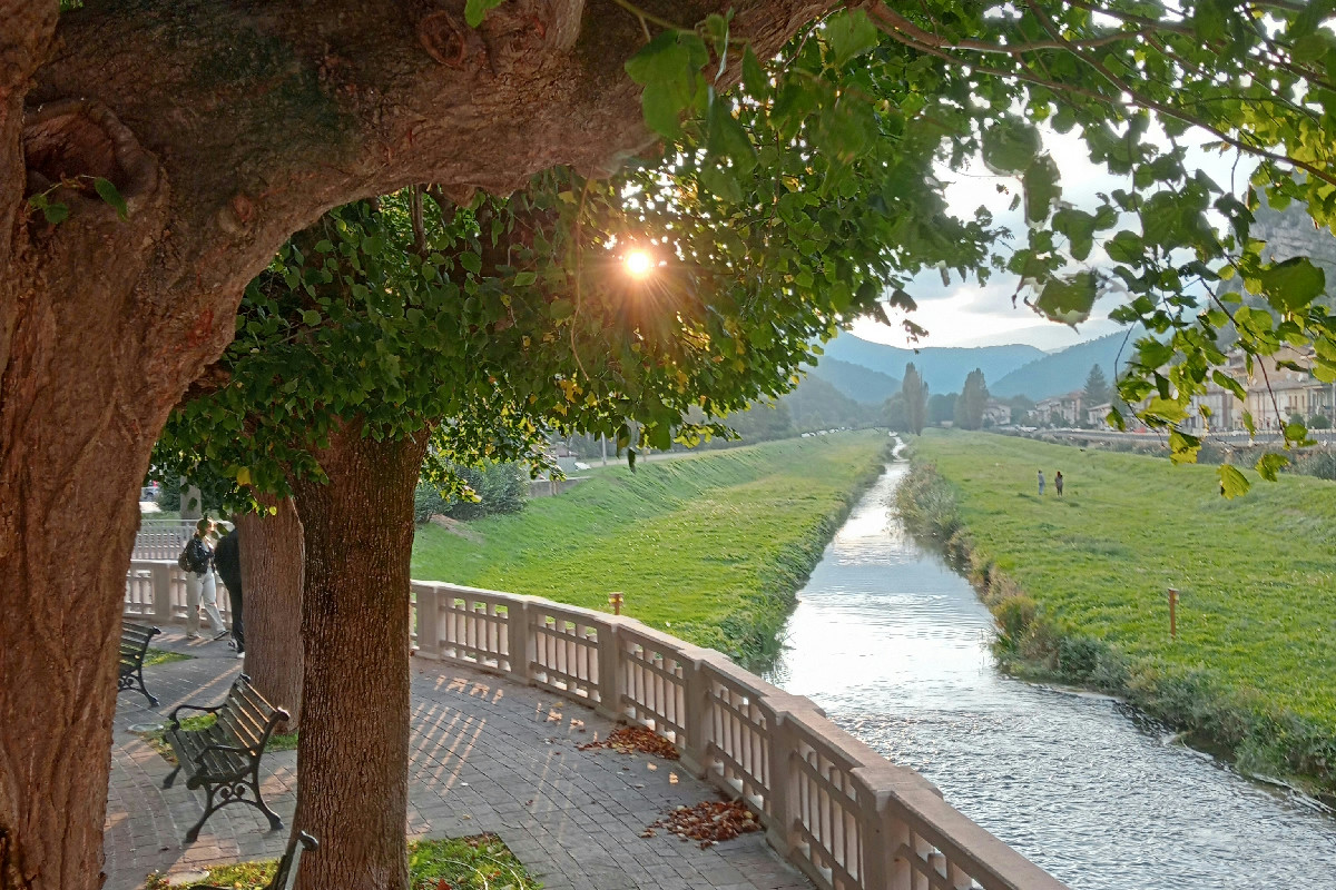 Tra i monti delle Marche c’è un borgo d’acqua dove i canali scorrono tra pietra e silenzi