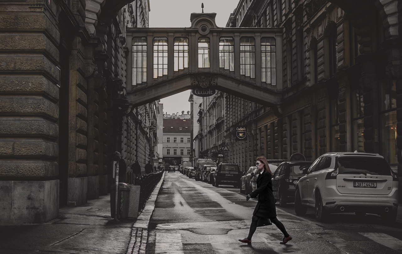 Praga, tra vicoli innevati e magia invernale: perché la città si trasforma sotto la neve