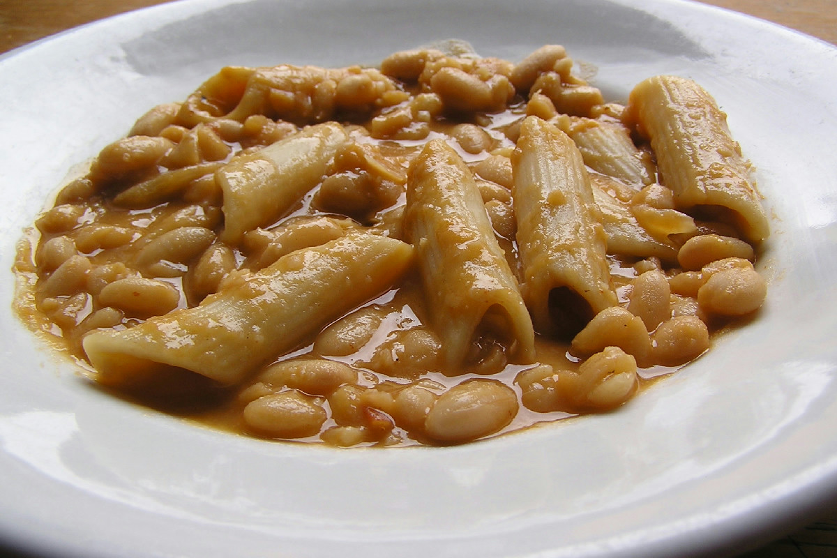 Quando fuori fa freddo prova la zuppa romena: fagioli e pancetta, basta un assaggio per scaldarsi