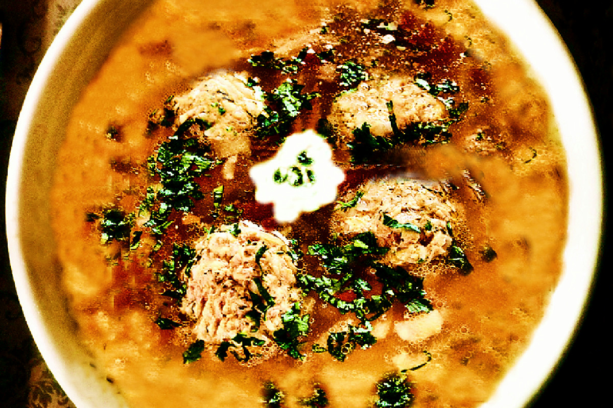 Quando fuori fa freddo prova la zuppa romena: fagioli e pancetta, basta un assaggio per scaldarsi