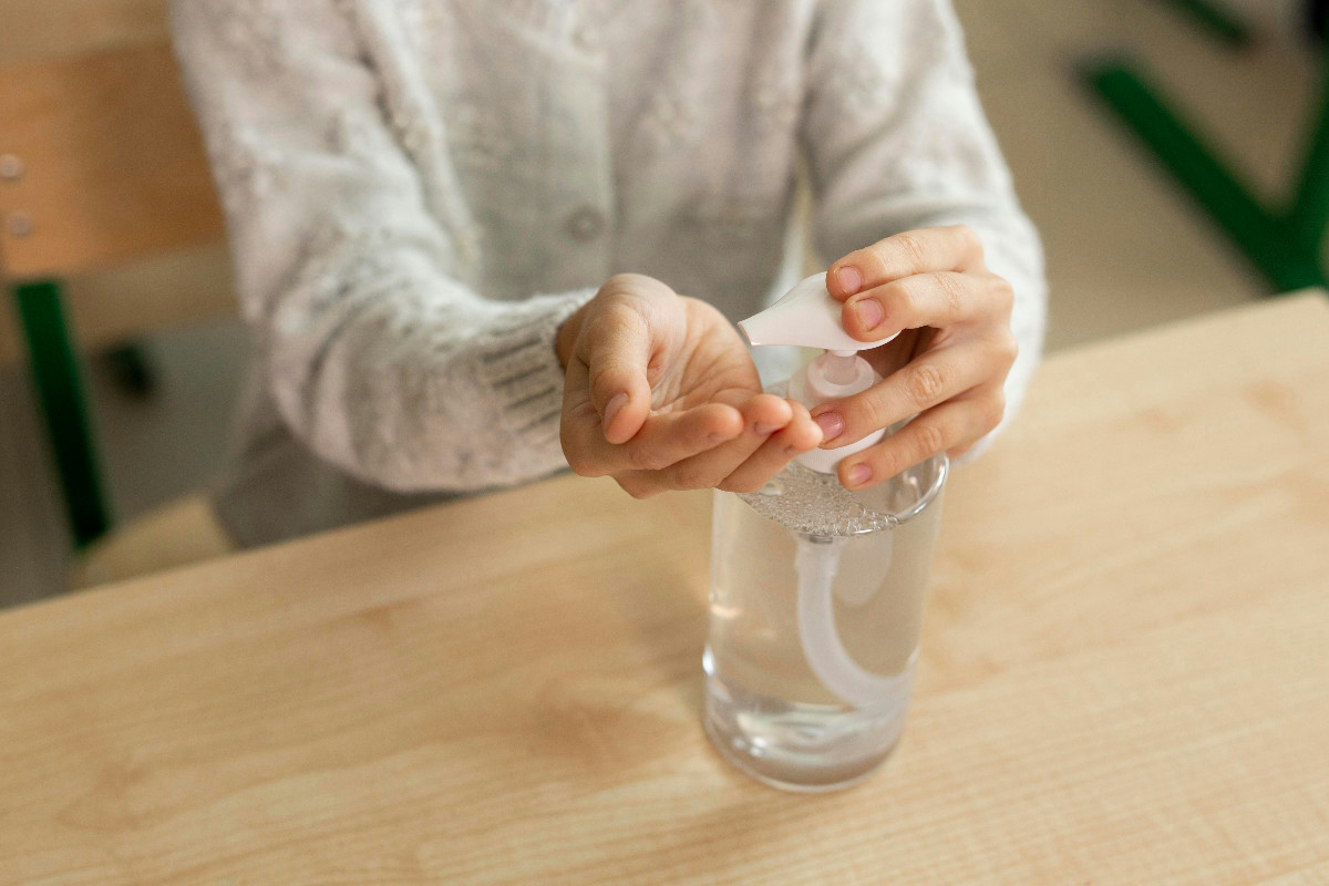 Se il grasso resiste ovunque in cucina, prova questa miscela casalinga e pulisci tutto in 5 minuti