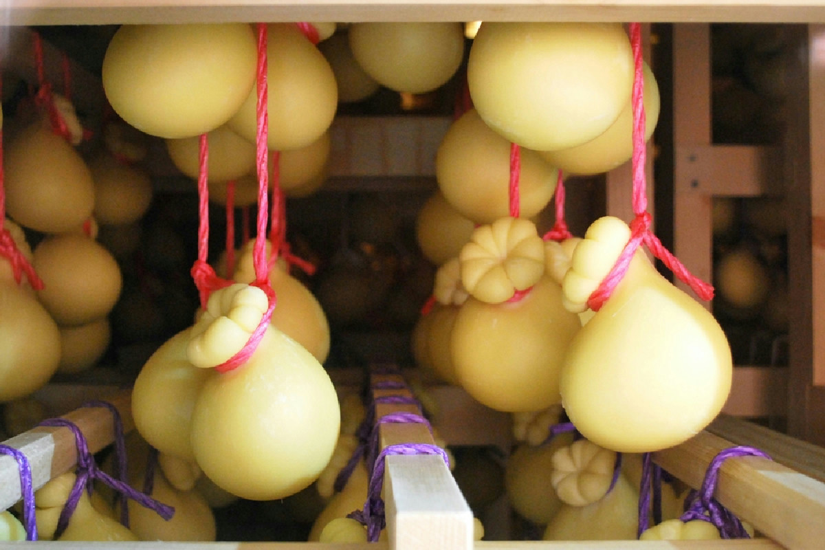 Se sogni profumi antichi vieni qui: il borgo dove il caciocavallo è rito, storia e meraviglia