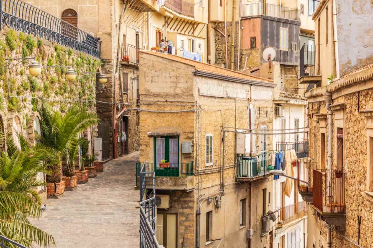 In Sicilia c’è un borgo che visto dall’alto ha la forma di un gigante: storia e panorami da sogno