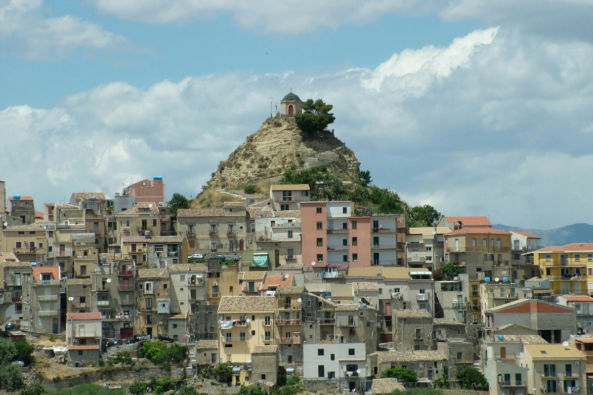 In Sicilia c’è un borgo che visto dall’alto ha la forma di un gigante: storia e panorami da sogno