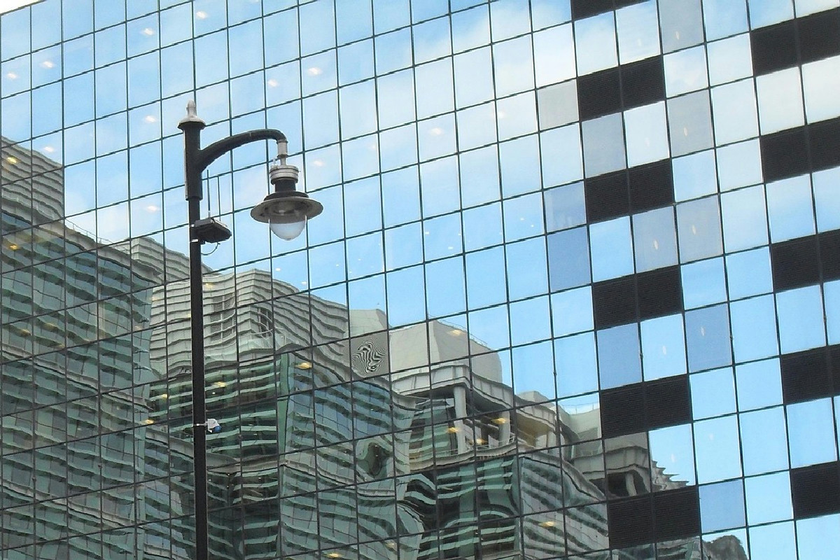 Vetri splendenti come nuovi: i 5 metodi tradizionali per eliminarne ogni alone senza fatica