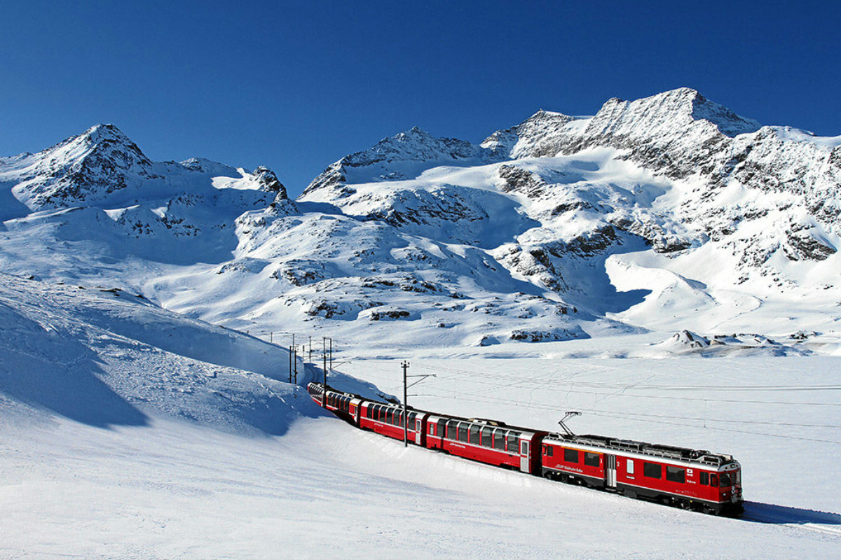 Un viaggio in treno spettacolare attraverso le Alpi svizzere innevate