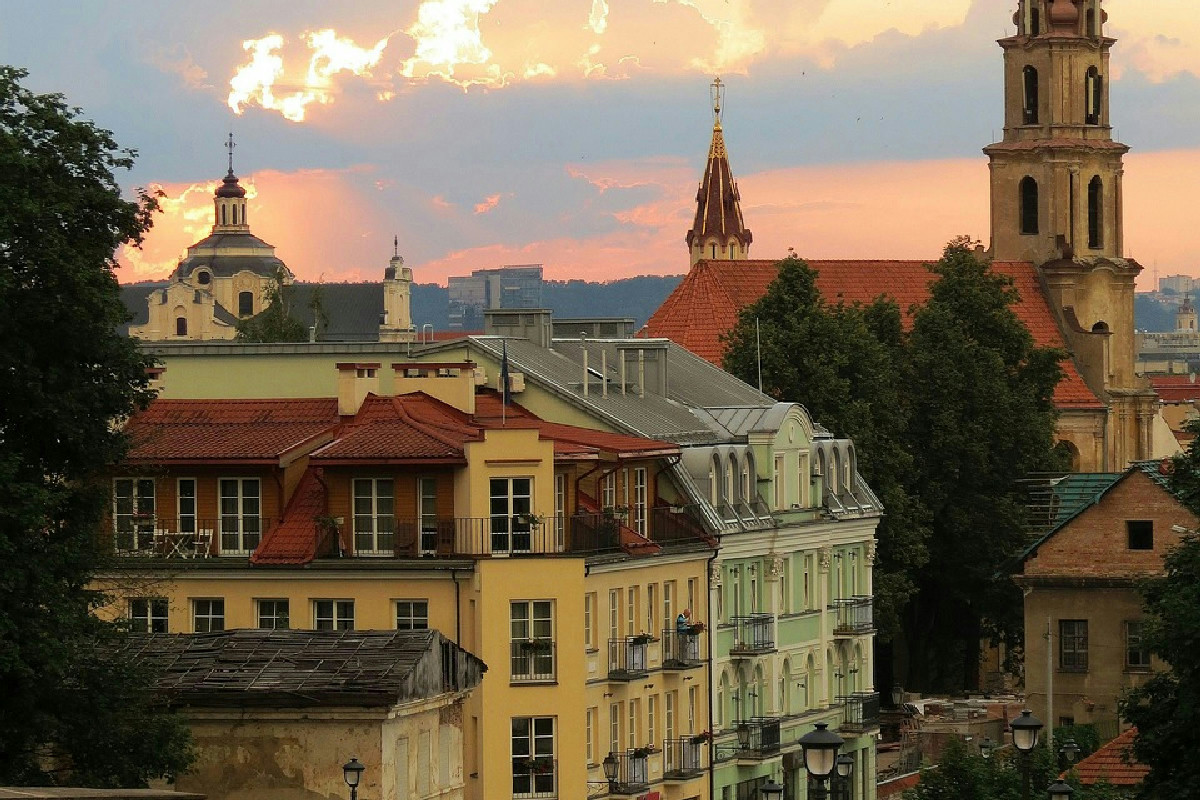 C’è una capitale verde in Europa dove arte e musica si incontrano: i quartieri segreti di Vilnius