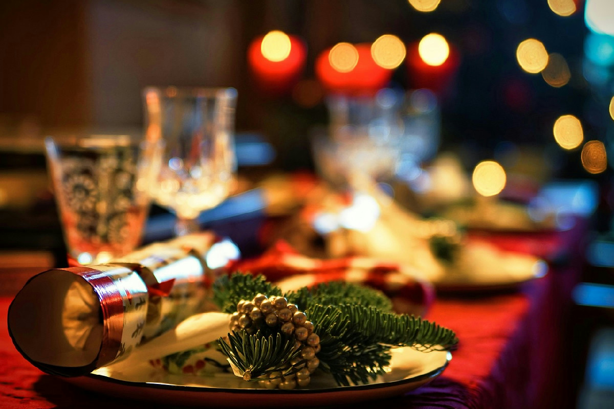 Centrotavola natalizi artigianali: tre combinazioni eleganti in bianco-oro, rosa-verde e rosso-verde raffinato