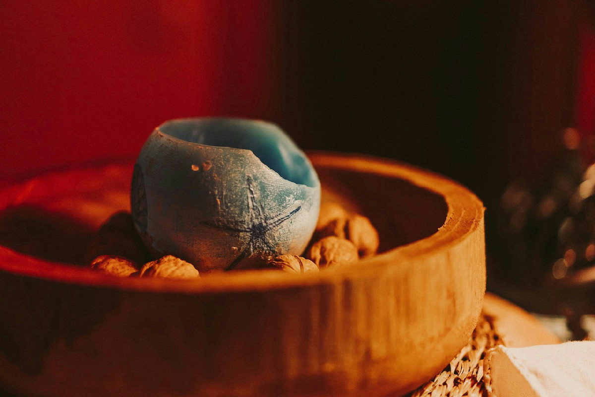 Centrotavola natalizi artigianali: tre combinazioni eleganti in bianco-oro, rosa-verde e rosso-verde raffinato