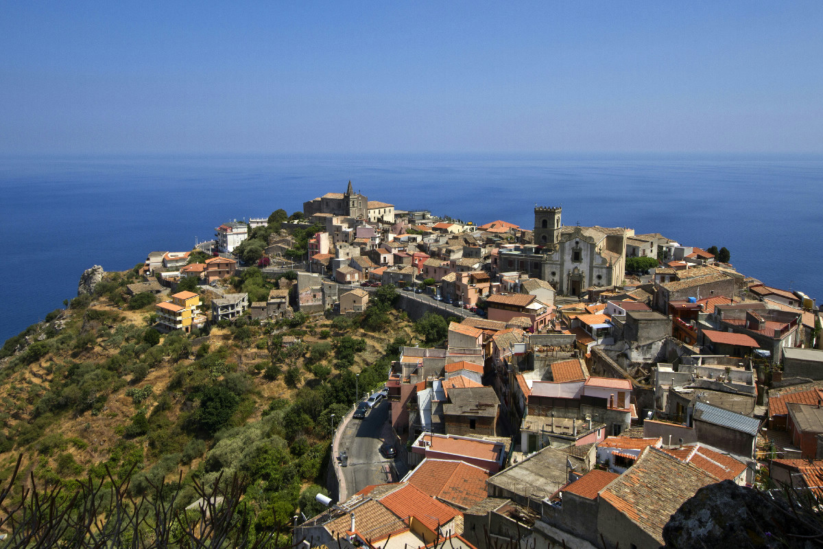 Forza d’Agrò, il borgo medievale siciliano dove ogni vicolo evoca storie di cinema e fascino eterno