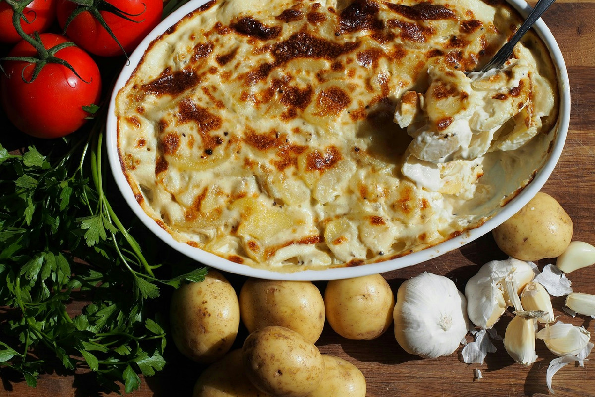 Gratin di patate al camembert: la ricetta cremosissima e croccante che conquista ogni tavola