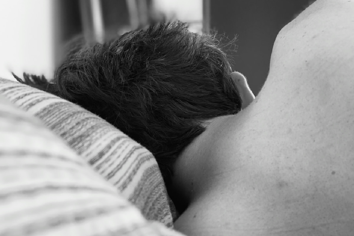 Mal di stomaco e reflusso ti tormentano di notte? Dormi così e finalmente trovi sollievo duraturo