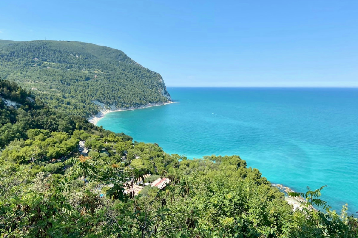 Tra mare e pietra: un borgo unico delle Marche dove il tempo sembra essersi fermato