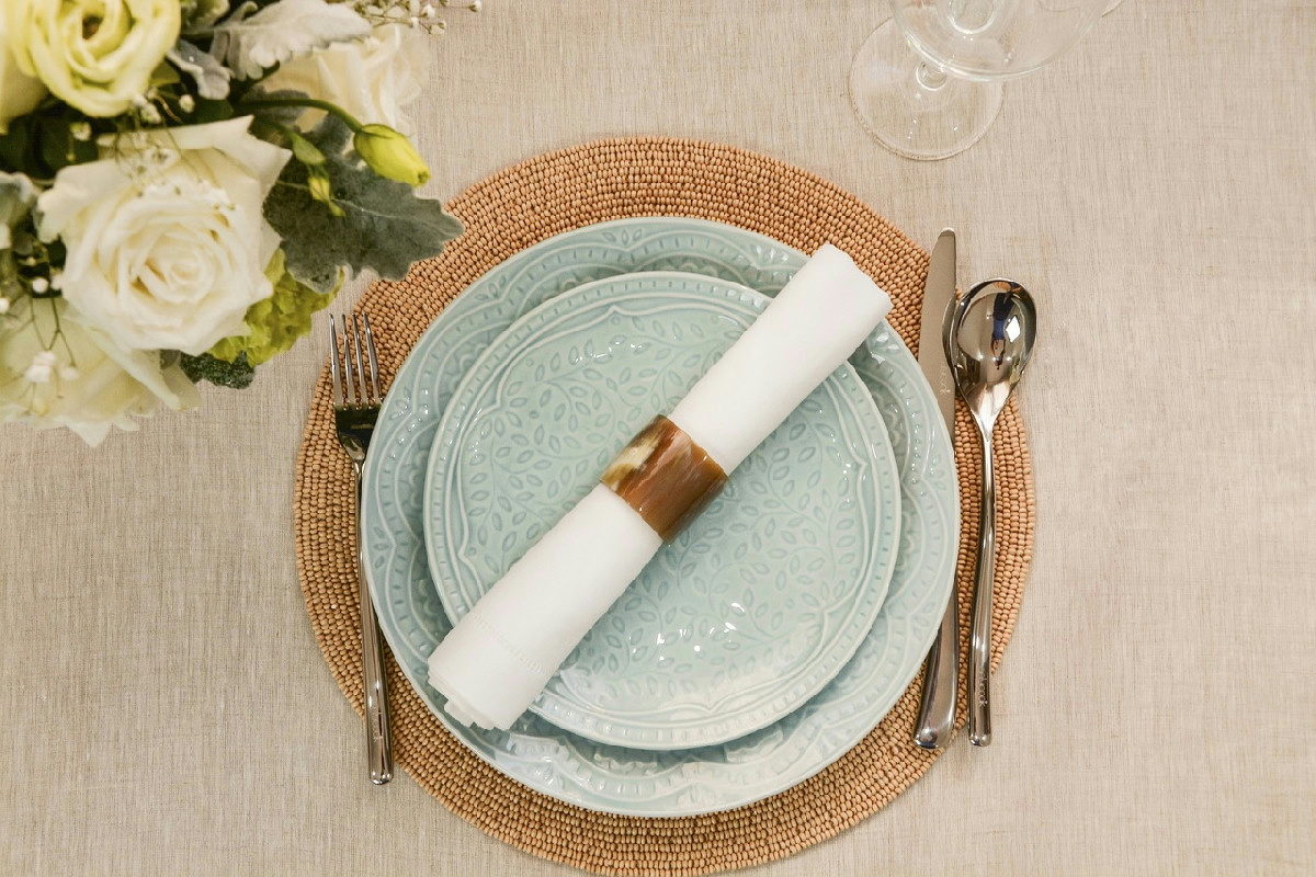 Mettere il tovagliolo a tavola non è un dettaglio: ecco dove sistemarlo per fare bella figura con il Galateo