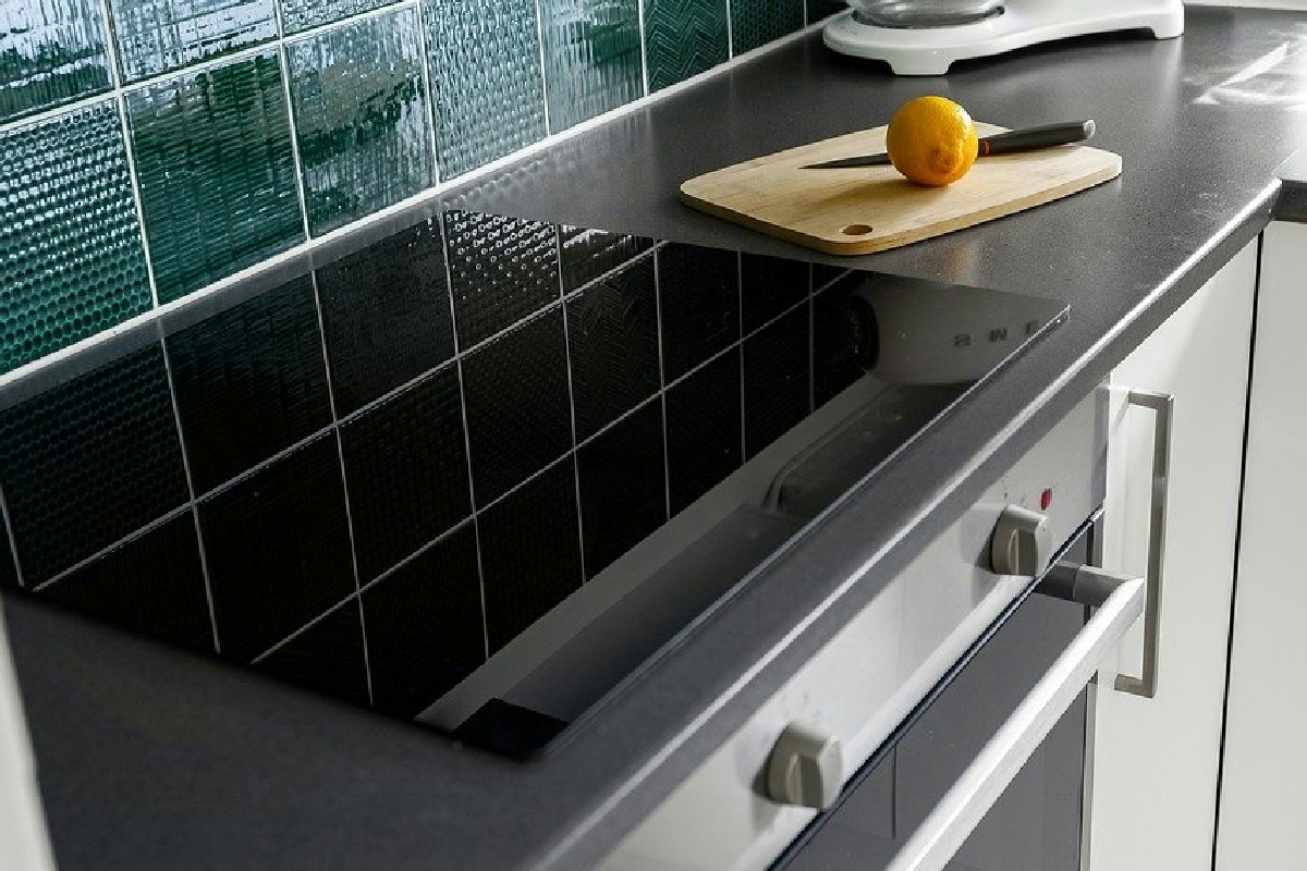 Un piccolo gesto quotidiano in cucina per eliminare l’opacità e far brillare il piano cottura