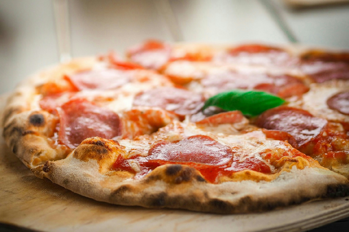 Pizza veloce pronta in 5 minuti: il piatto perfetto per salvare la cena con stile in tavola