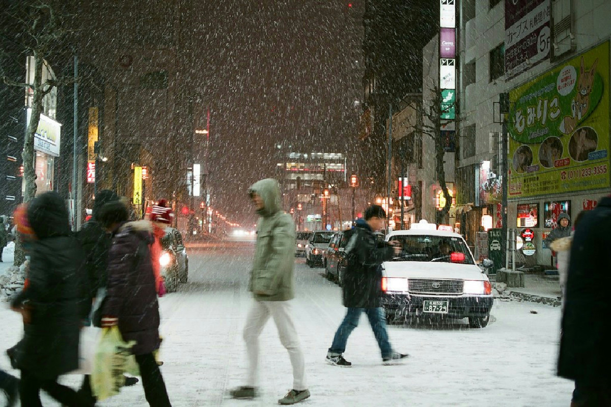 Sapporo d’inverno: paesaggi incantati e atmosfere avvolgenti sotto una luce soffusa